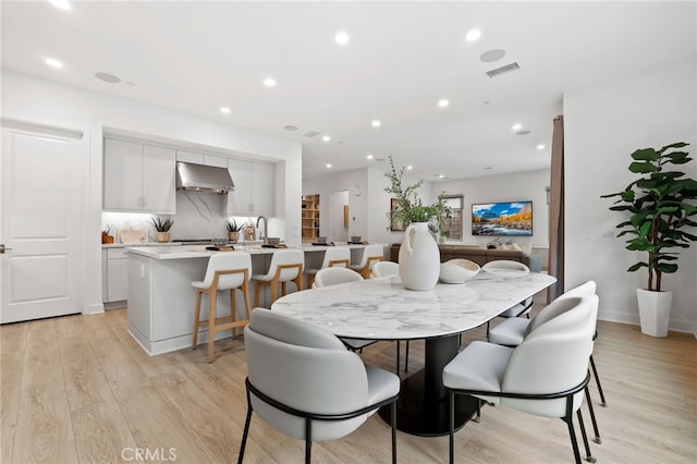 dining room featuring visible vents, recessed lighting, baseboards, and light wood-style floors