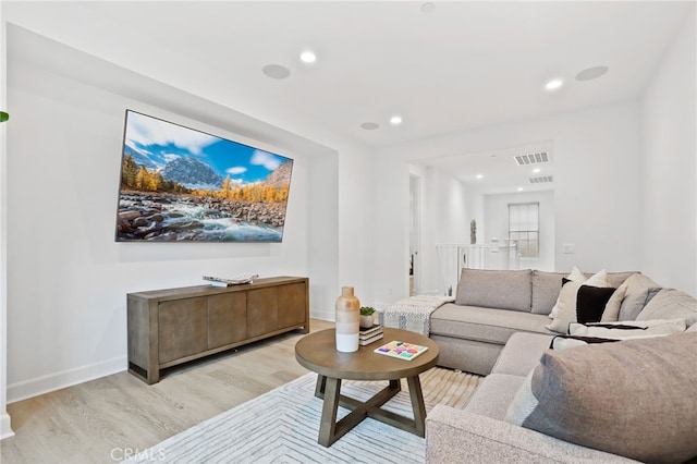 living area featuring visible vents, recessed lighting, light wood-type flooring, and baseboards