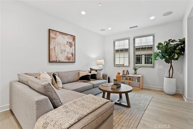 living room featuring recessed lighting, visible vents, baseboards, and light wood-style floors