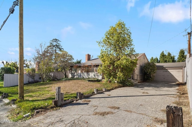 view of front of home featuring a front yard and fence