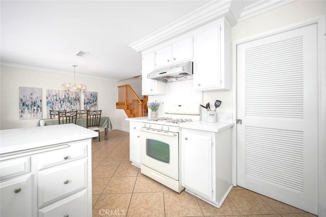 kitchen featuring under cabinet range hood, white gas range, visible vents, a notable chandelier, and crown molding