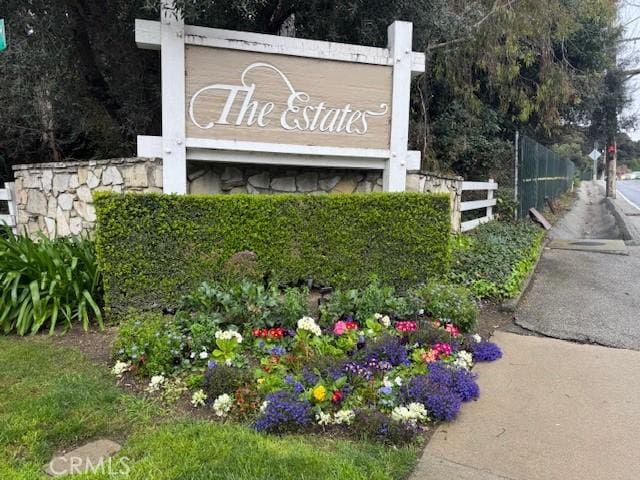 community / neighborhood sign featuring fence