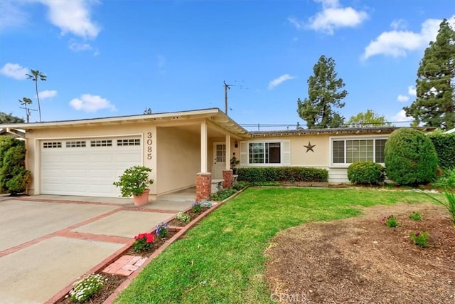 single story home featuring stucco siding, a front lawn, a garage, and driveway