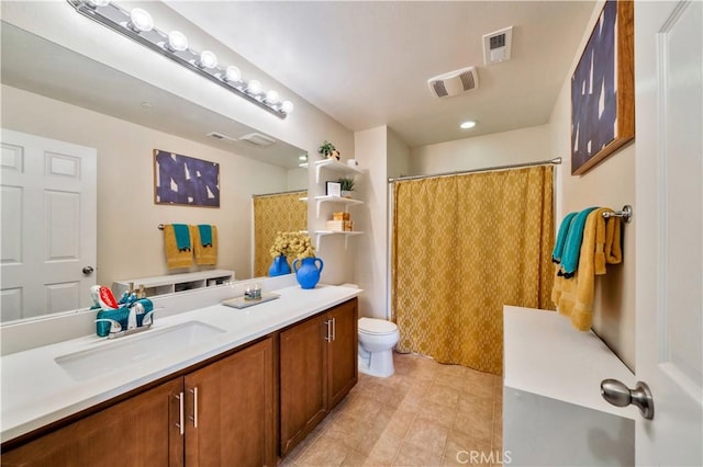 full bath featuring visible vents, curtained shower, toilet, and vanity