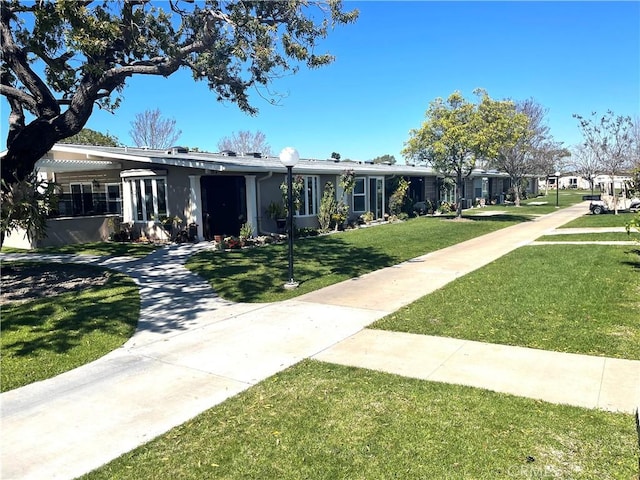 view of front of house with a front lawn