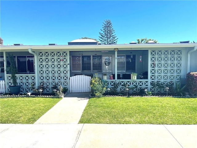 view of front of property with a front lawn