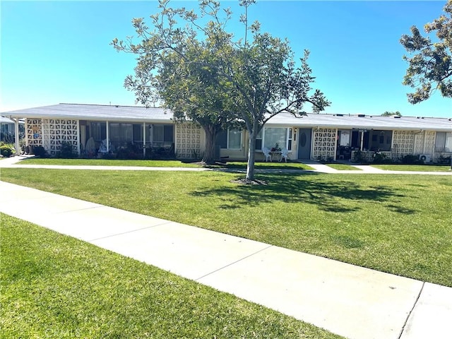 single story home featuring a front yard