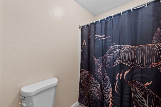 44680 La Paz Rd, Temecula, CA 92592 - full bathroom featuring baseboards, a shower with shower curtain, and toilet