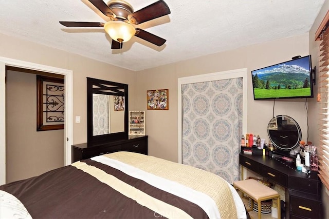 bedroom featuring ceiling fan and a textured ceiling