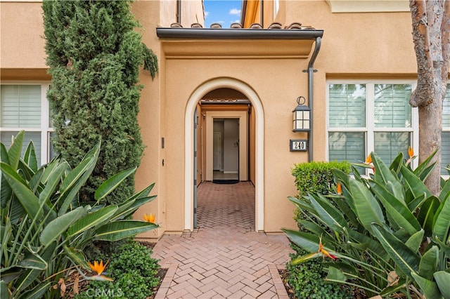 property entrance featuring stucco siding