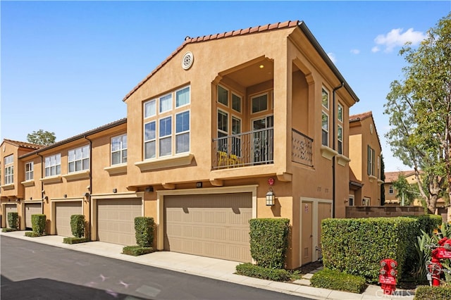 view of front facade featuring an attached garage and stucco siding