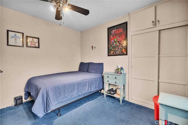 bedroom with a ceiling fan and carpet