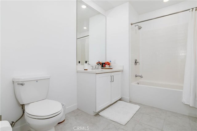 full bathroom featuring vanity, toilet, recessed lighting, and shower / tub combo with curtain