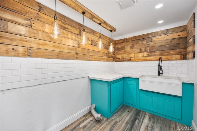 laundry room with dark wood-type flooring, a sink, and recessed lighting