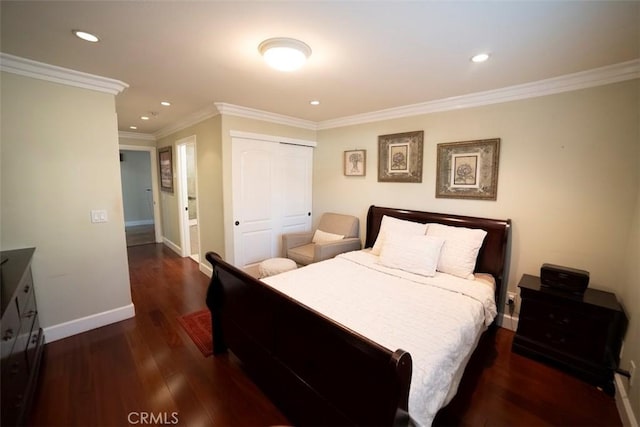 bedroom with baseboards, ornamental molding, recessed lighting, wood finished floors, and a closet