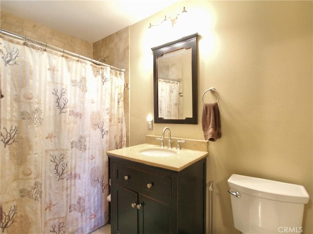 full bathroom featuring a shower with shower curtain, vanity, and toilet