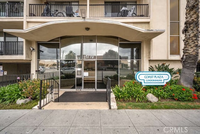 property entrance featuring stucco siding