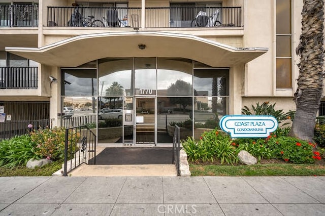 view of exterior entry with stucco siding