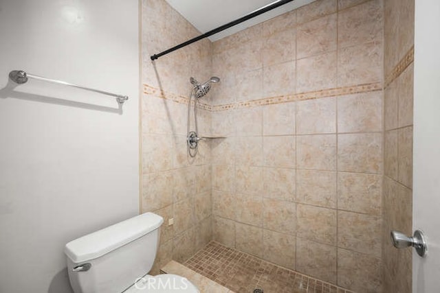 bathroom with toilet and tiled shower