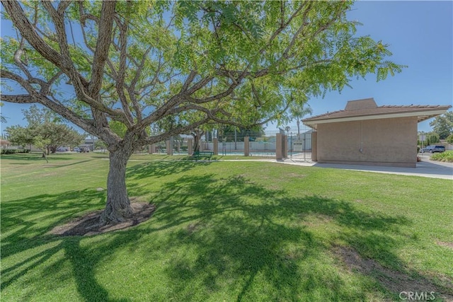 view of yard featuring fence