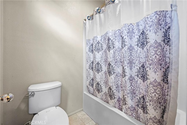 full bath featuring tile patterned flooring, shower / tub combo, toilet, and baseboards