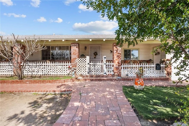 ranch-style home featuring a porch