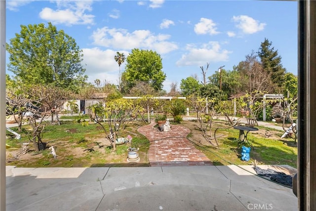 view of property's community featuring a patio area