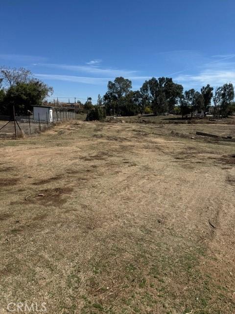 view of yard featuring a rural view