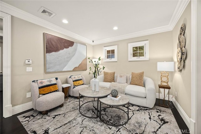 living room featuring visible vents, ornamental molding, wood finished floors, recessed lighting, and baseboards