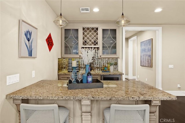 bar with tasteful backsplash, visible vents, decorative light fixtures, recessed lighting, and a bar