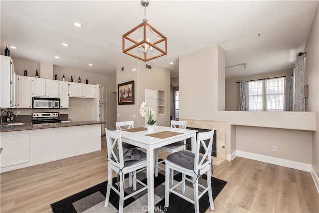 dining area with visible vents, baseboards, an inviting chandelier, light wood-style flooring, and recessed lighting