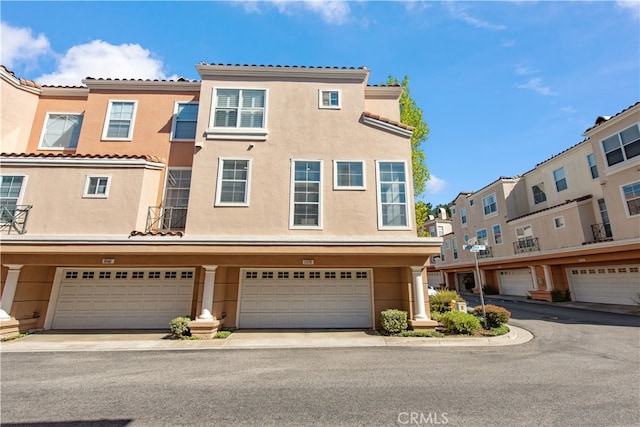 townhome / multi-family property with stucco siding and a garage