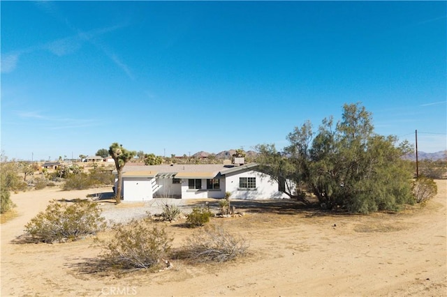 view of front of property featuring dirt driveway