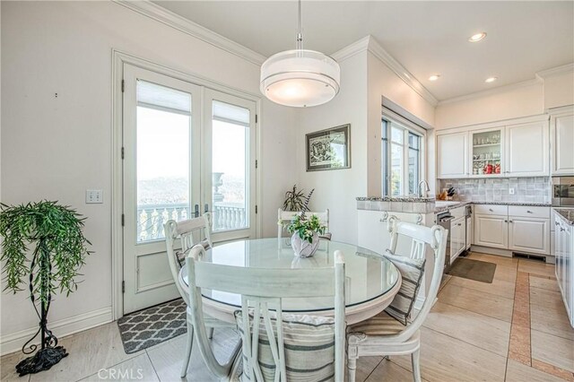 dining space with crown molding, recessed lighting, and baseboards