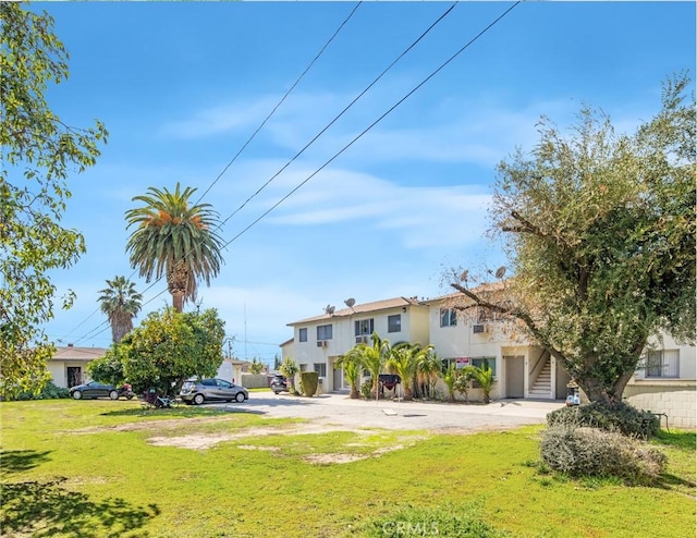 view of front of property featuring driveway and a front lawn