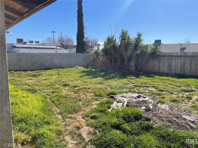 view of yard featuring a fenced backyard