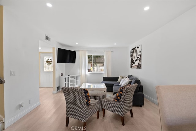 living room featuring recessed lighting, light wood-style floors, visible vents, and baseboards