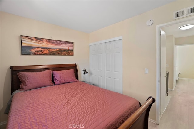 bedroom featuring visible vents, baseboards, and a closet