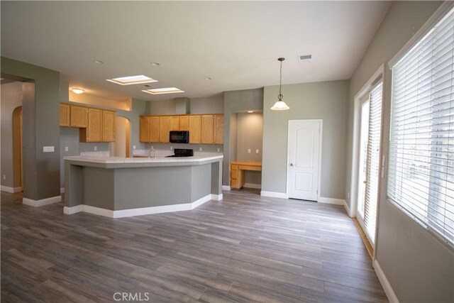 kitchen with black appliances, dark wood-style floors, visible vents, and arched walkways