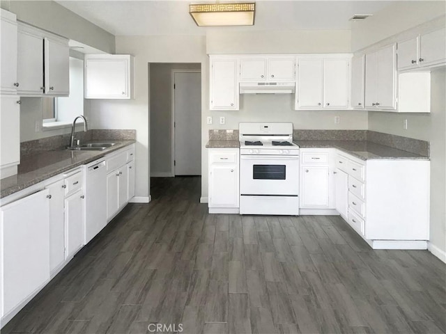 kitchen featuring a sink, under cabinet range hood, dark wood finished floors, white cabinetry, and white appliances