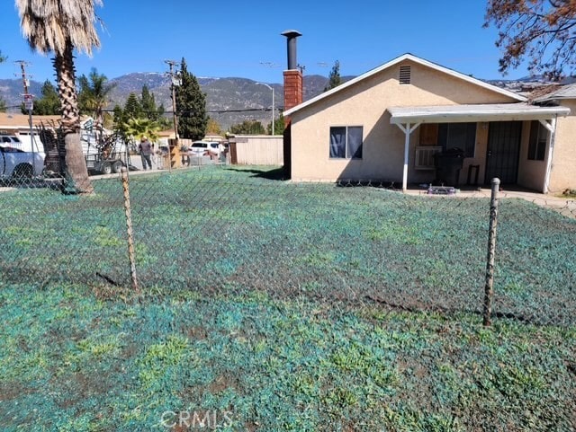 view of yard with fence and a mountain view