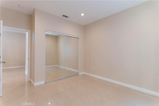 unfurnished bedroom featuring recessed lighting, baseboards, visible vents, and a closet