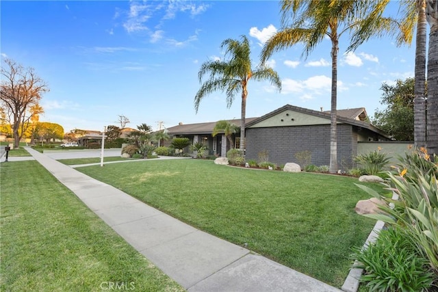 view of front of property featuring a front yard