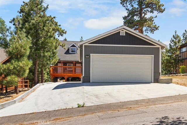 view of front facade with a garage and driveway