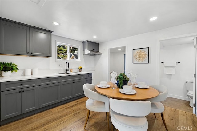 dining space featuring recessed lighting, light wood-type flooring, and baseboards