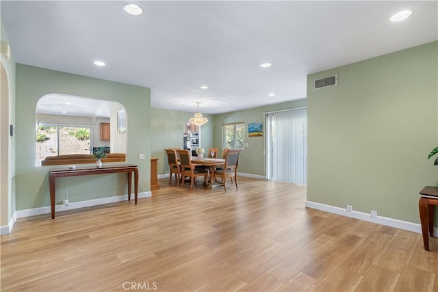 dining room with light wood finished floors, visible vents, recessed lighting, and baseboards