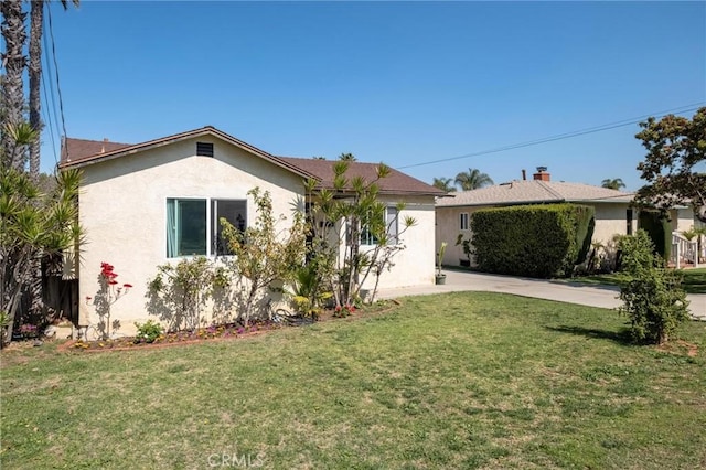 view of front of house featuring a front yard and stucco siding