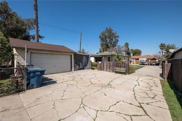 view of front facade featuring an attached garage, fence, and driveway