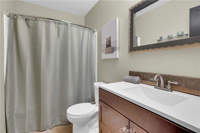 full bathroom with curtained shower, toilet, and vanity