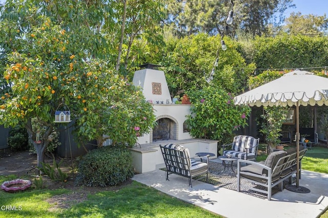 view of patio featuring an outdoor living space with a fireplace